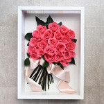 ピンクのバラのプリザーブドフラワー特大フレームアレンジ21花